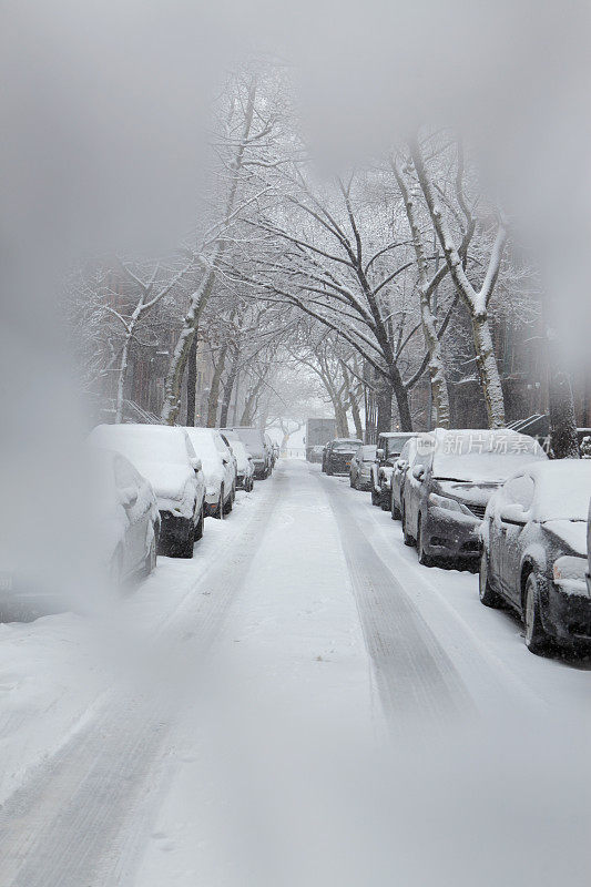 模糊抽象的观点，暴风雪和汽车在布鲁克林街道