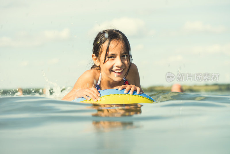 夏天的肖像年轻女孩在湖上游泳环