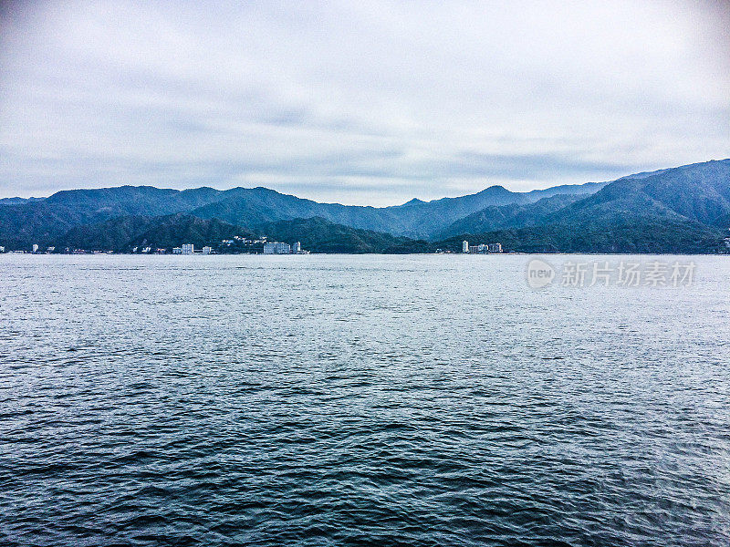 墨西哥巴亚尔塔港平静的海水