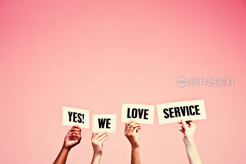 手握着写着‘是的!我们爱服务”。当然!