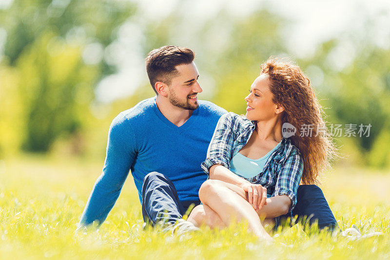 幸福的夫妇享受一天在公园和交流。