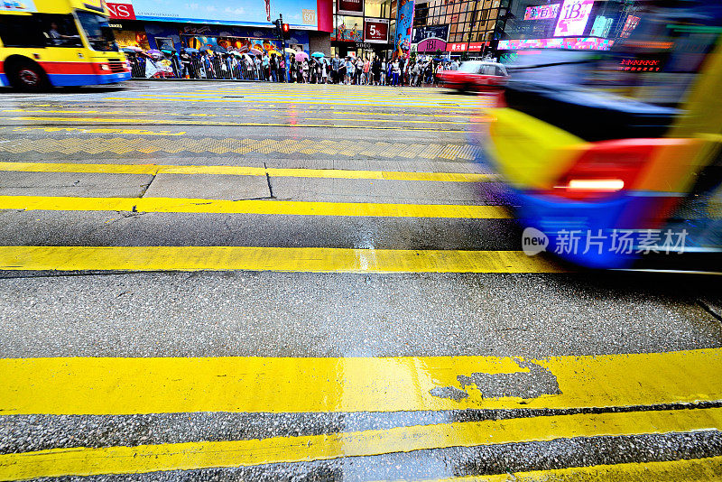 雨后穿过香港街道的行人