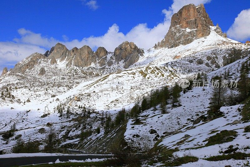 白云石意大利阿尔卑斯焦山口山路，靠近科尔蒂纳