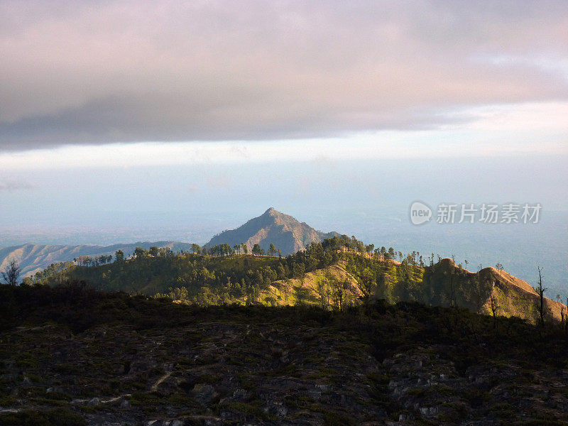 印度尼西亚东爪哇的伊珍高原火山口云