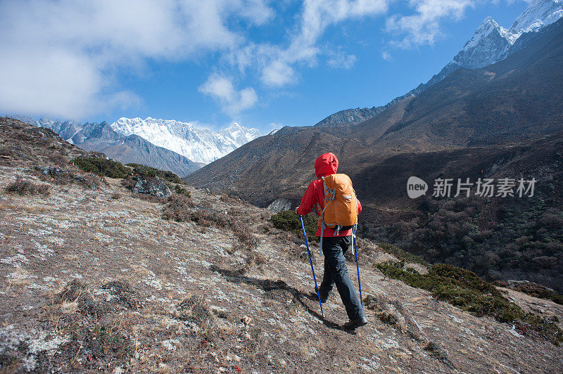 在喜马拉雅山徒步旅行的女背包客