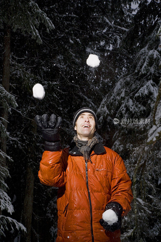 在雪地里玩雪球的人