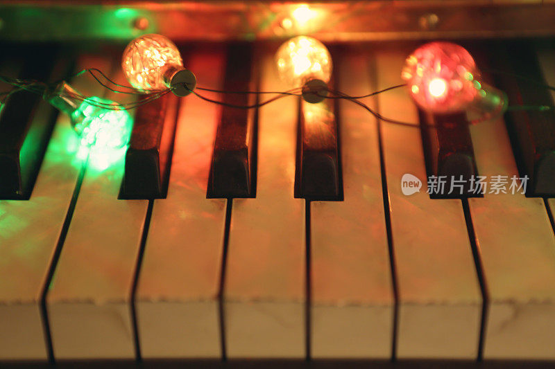 钢琴和灯