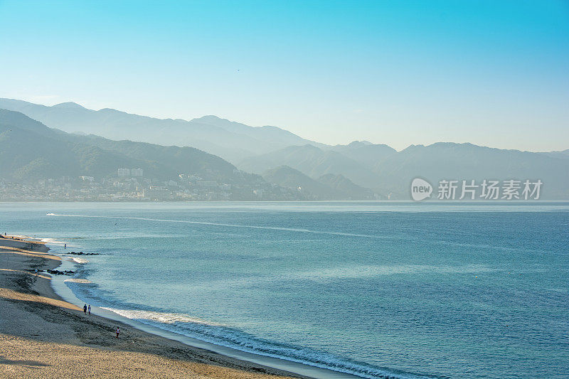 巴亚尔塔港海滩和山脉