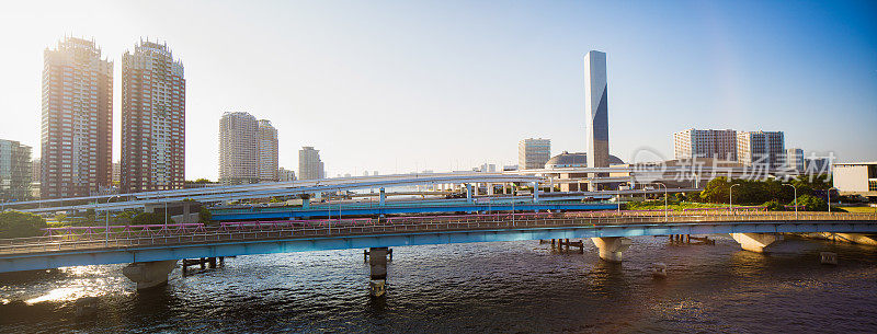 台场和有虹的天际线在日落与桥梁全景