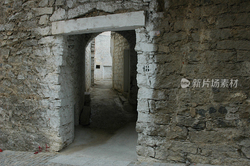 古老的石门隧道