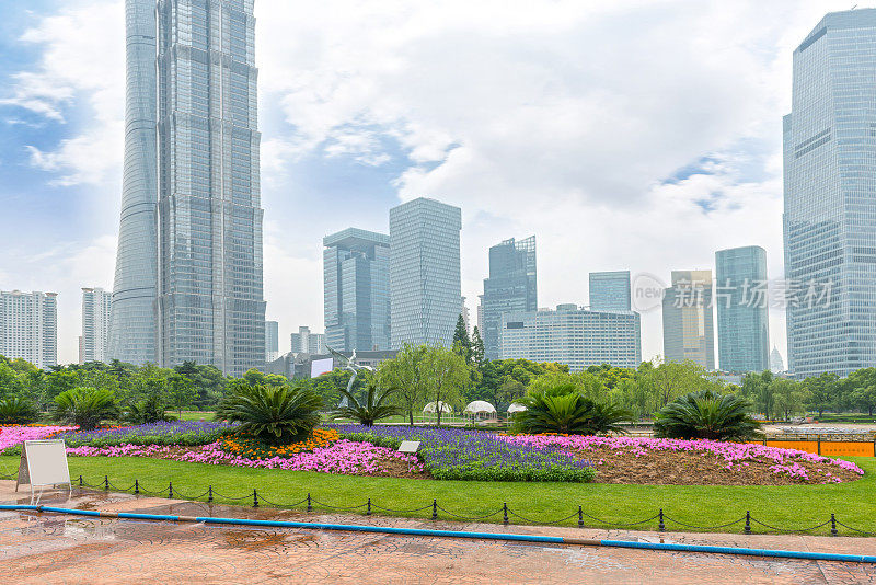 以现代建筑为背景的上海城市公园