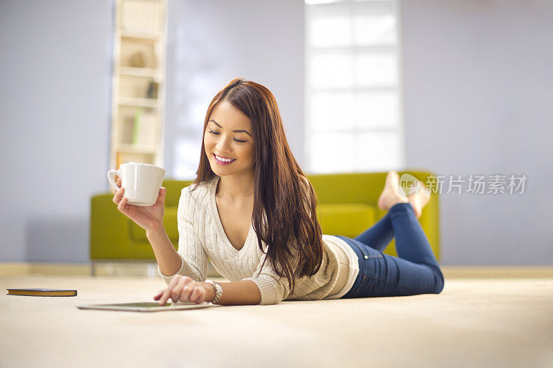 年轻女子用数码平板电脑