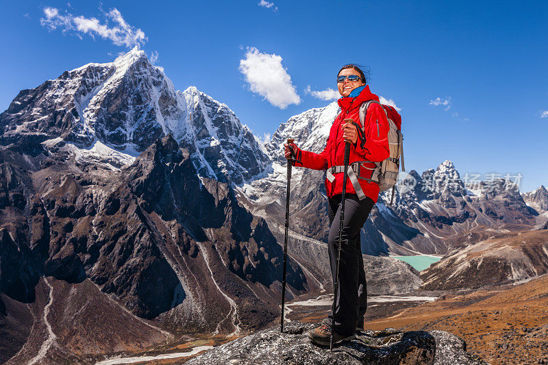 女徒步者看喜马拉雅山，珠穆朗玛峰国家公园