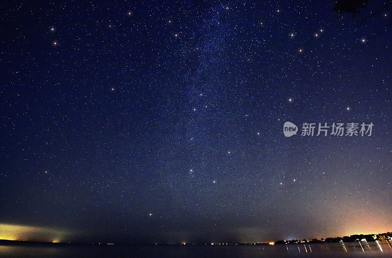 湖面上的星空银河