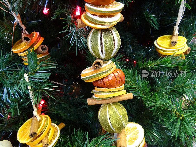 圣诞树装饰的形象，仙女灯，干果花环，肉桂棒
