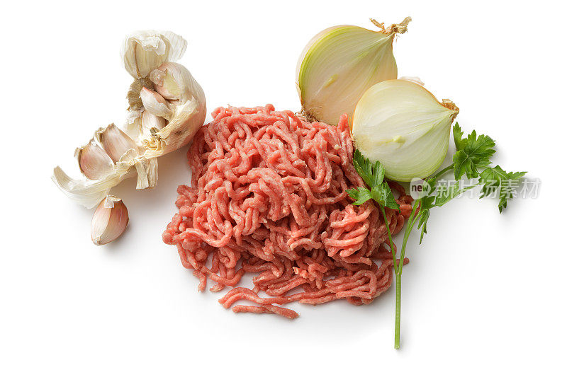 肉:切碎的肉，洋葱，大蒜和欧芹孤立在白色