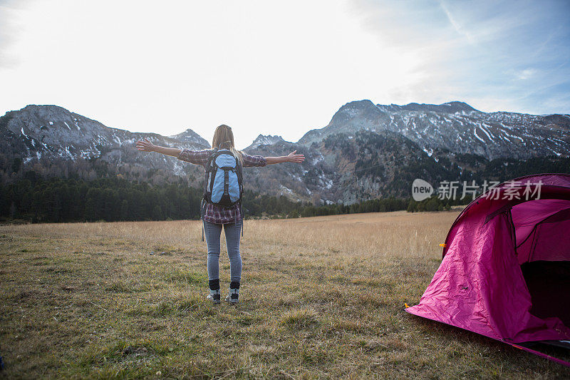 游客背背包站在帐篷外――山景