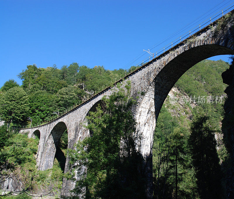 瑞士阿尔卑斯山的铁路桥