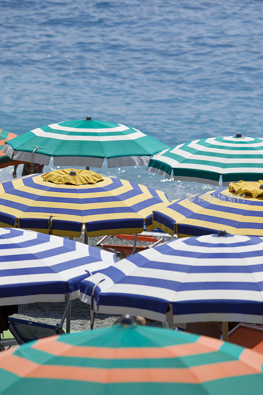 意大利地中海的蓝色海水和遮阳伞