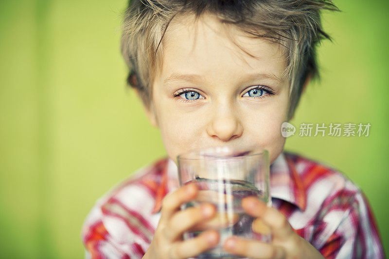 小男孩喝水