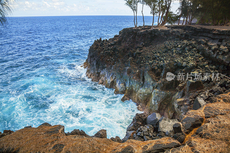 夏威夷美丽的火山熔岩海岸线与纯净的海水