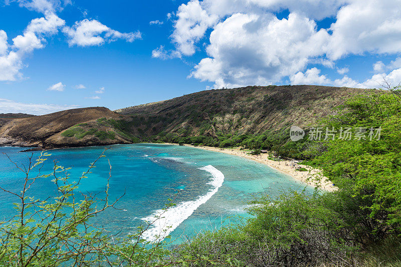 阳光明媚的一天，夏威夷的哈瑙马湾海滩和珊瑚礁