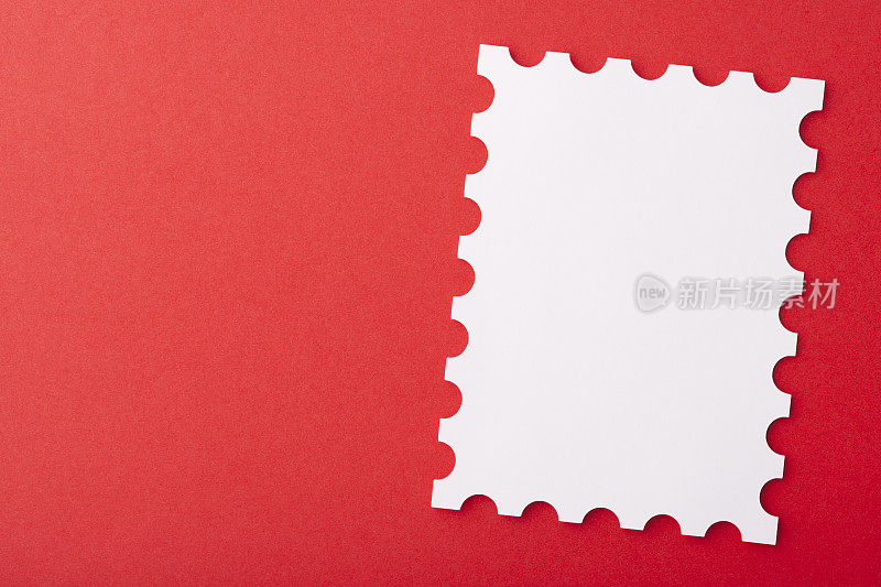 空白的白色邮票形状的红色信封