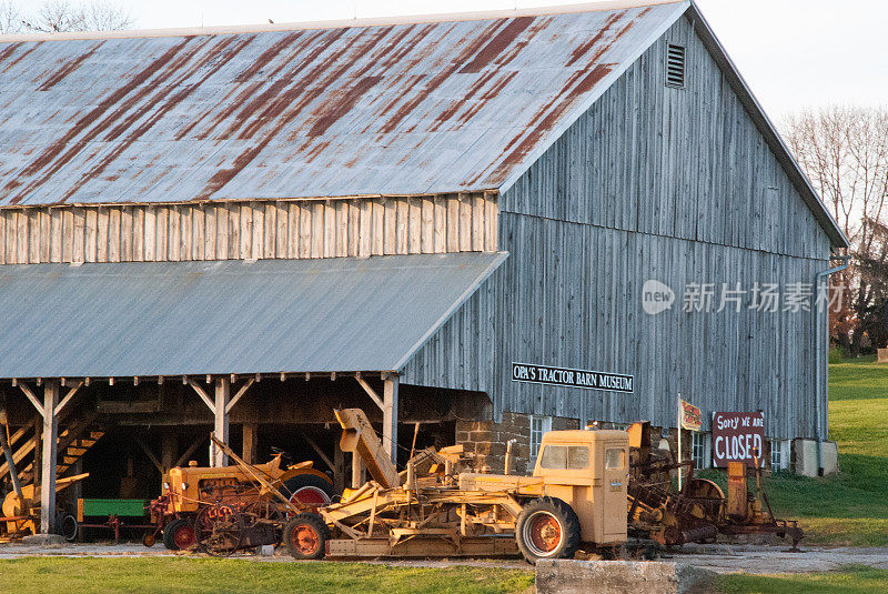 爱荷华州中部阿马纳西部的老谷仓