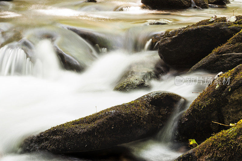 在马里兰州弗雷德里克县，山溪在岩石周围流动