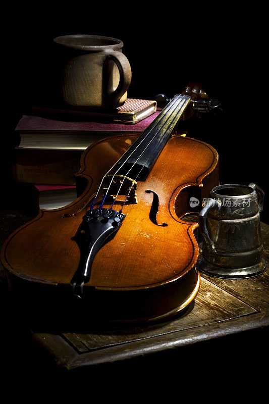 有小提琴和旧题材的静物生活