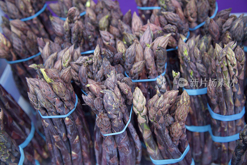 农贸市场的紫芦笋