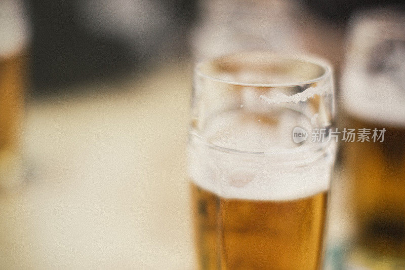 在布拉格，在一个酒吧的露台上，看三杯比尔森啤酒。