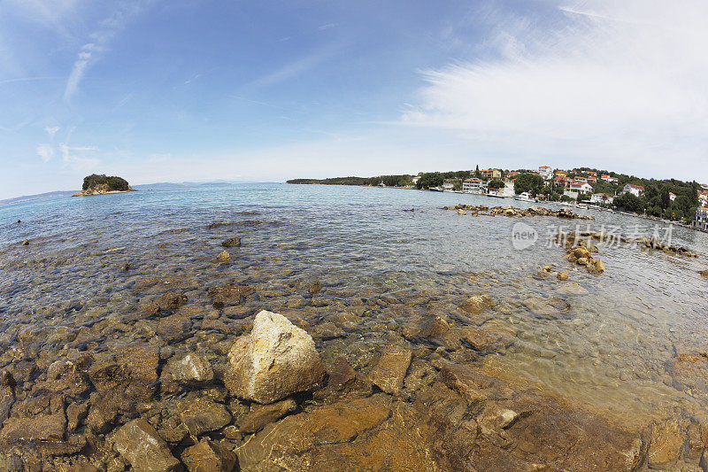 岩石海滩和地中海岛屿海景克罗地亚岛