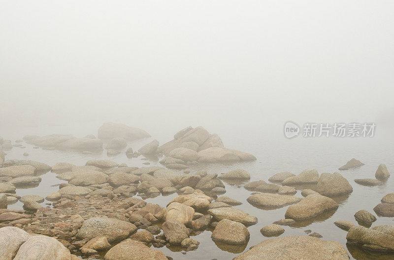 迷雾湖与花岗岩巨石