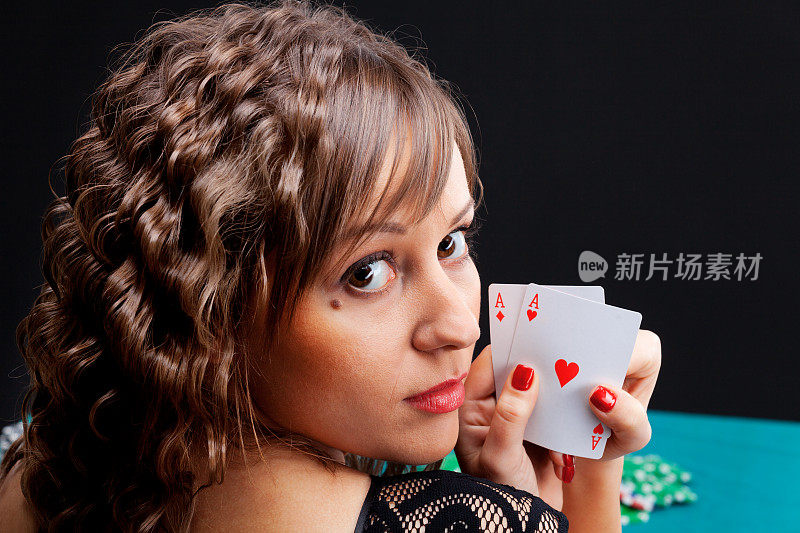 年轻女子在玩扑克
