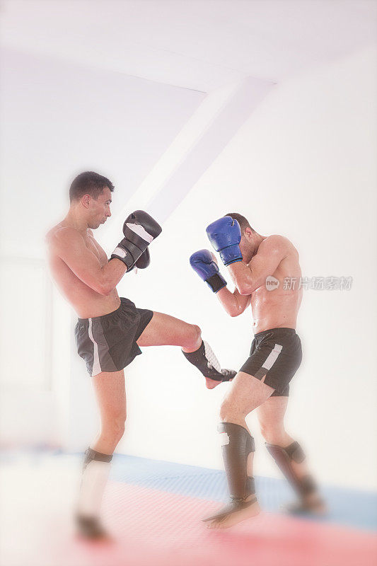 两个男人在练习踢腿拳击