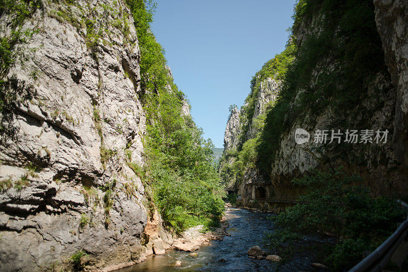 山河景观有岩石、岩石圈峡谷