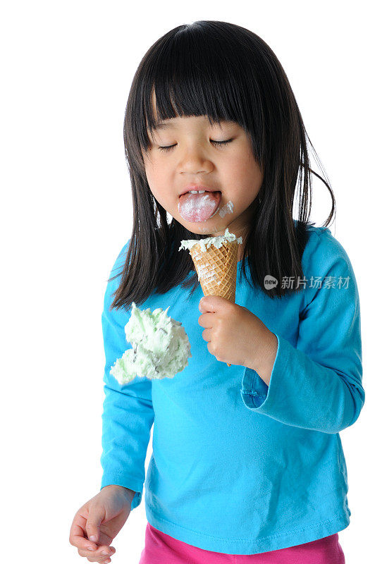 女孩吃冰淇淋的时候勺子掉了