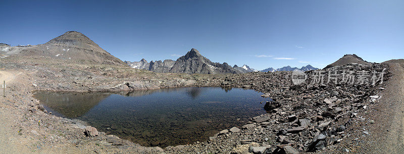 阿尔卑斯山小湖的全景