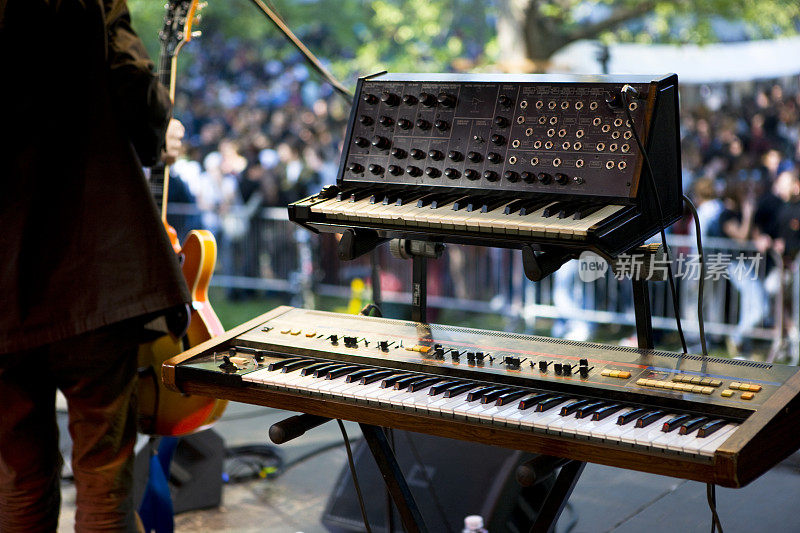 合成器在舞台上