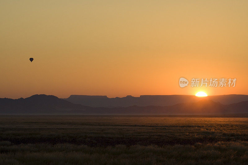 纳米布沙漠上空的日出热气球