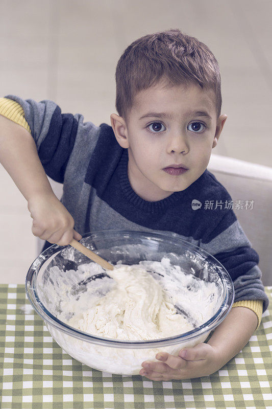 学做饭的小男孩