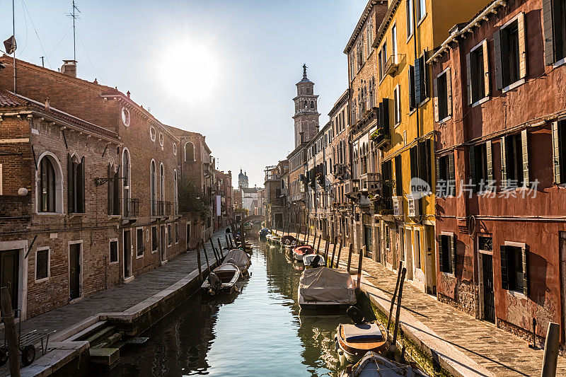 有阳光的威尼斯运河