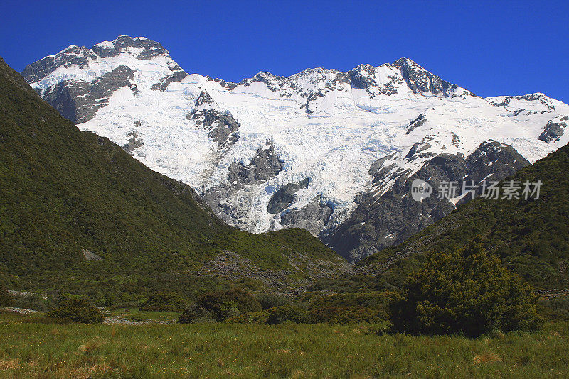 雄伟的库克山冰雪覆盖的山脉和冰川从胡克格林山谷，坎特伯雷，田园诗般的南新西兰