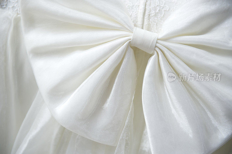 象牙白色婚纱蝴蝶结细节特写