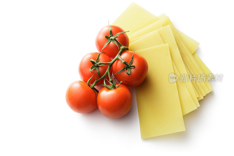 意大利菜:白色背景上孤立的千层面和番茄