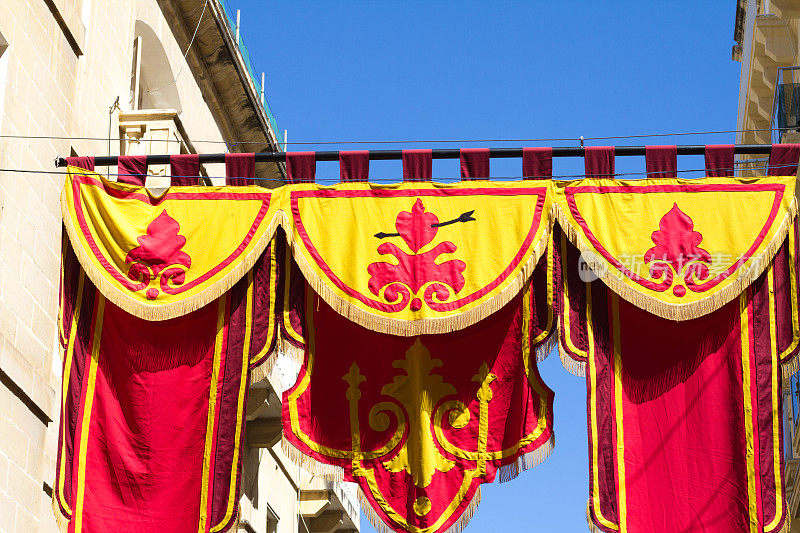 马耳他瓦莱塔:街道对面悬挂着宗教节日的横幅