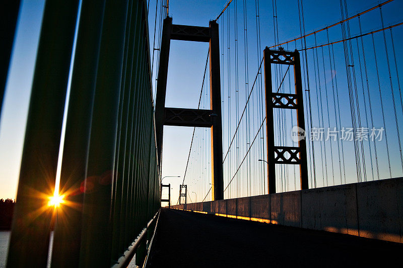 华盛顿塔科马市狭窄桥上的日落