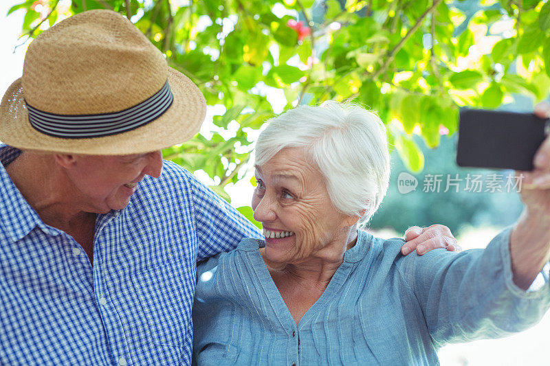 一对快乐的退休夫妇在自拍