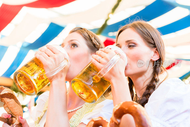 朋友们在巴伐利亚的啤酒帐篷里喝酒